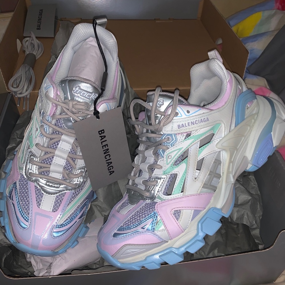 Sell my new balenciaga sneakers!